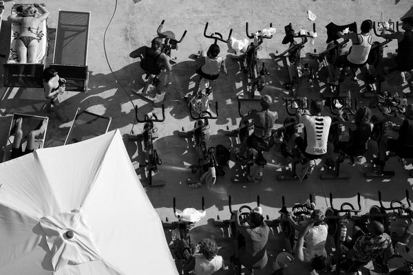 passatempi genovesi in una calda domenica d'estate FARE GINNASTICA ABBRONZANDOSI O ABBRONZARSI SOLO