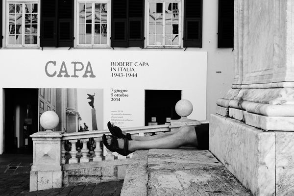 passatempi genovesi in una calda domenica d'estate. VISITARE (?) LE MOSTRE DI FOTOGRAFIA