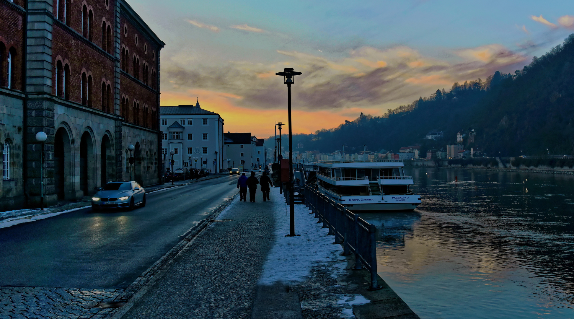 Passau am Abend an der Donau