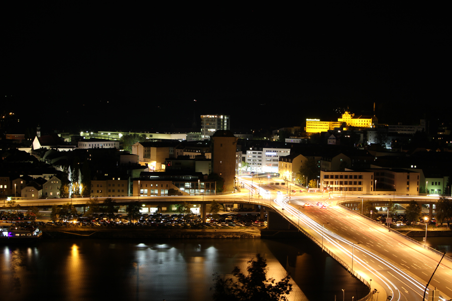 Passau bei Nacht mit sicht auf die Schanzlbrücke