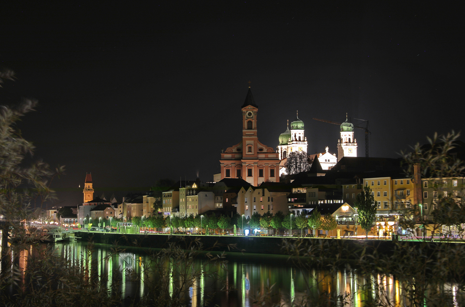 Passau bei Nacht von der Donau aus.....