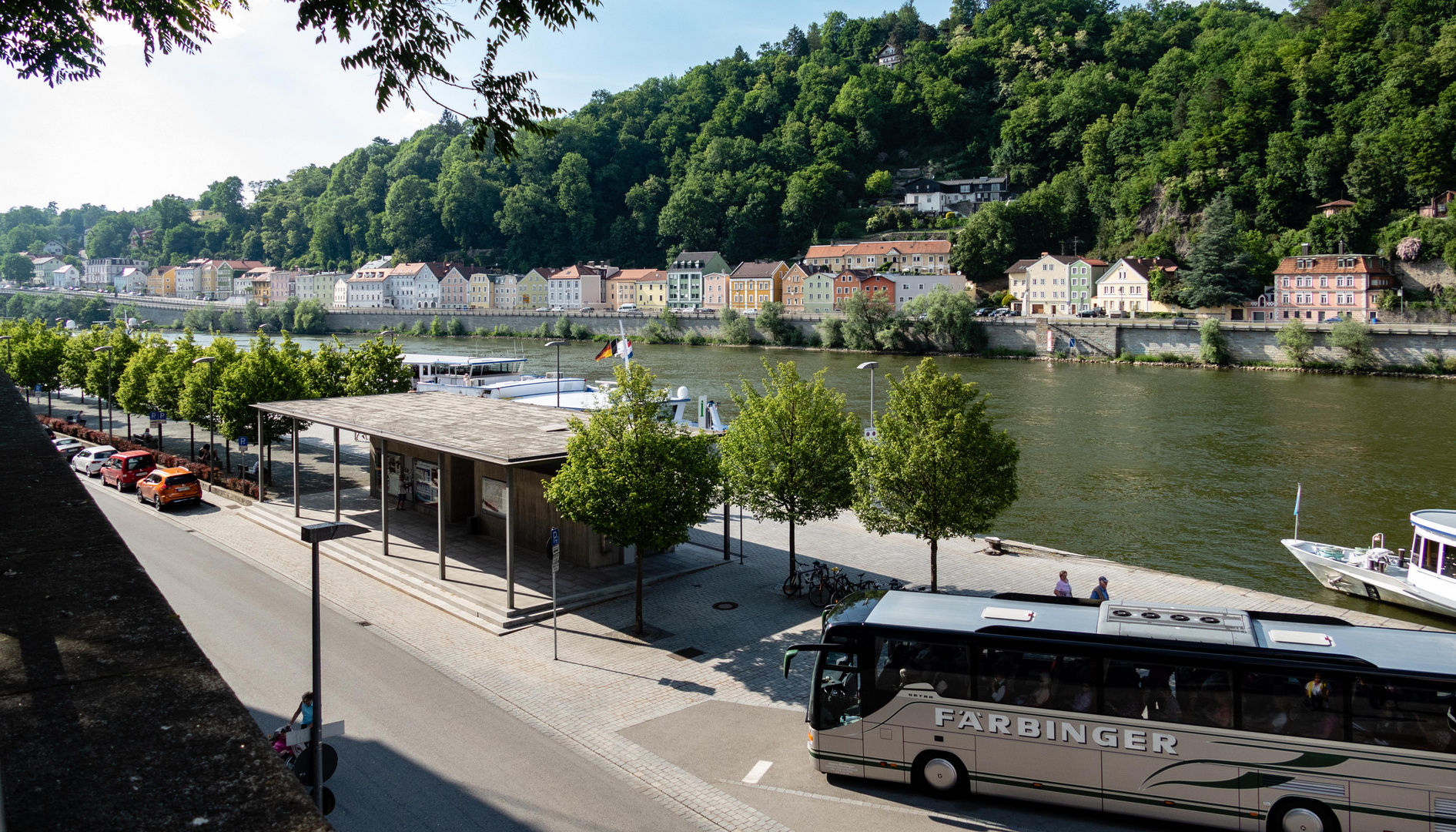 Passau - Blick von einer Terrasse auf die Schiffsanlegestelle und Donau