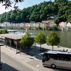 Passau - Blick von einer Terrasse auf die Schiffsanlegestelle und Donau