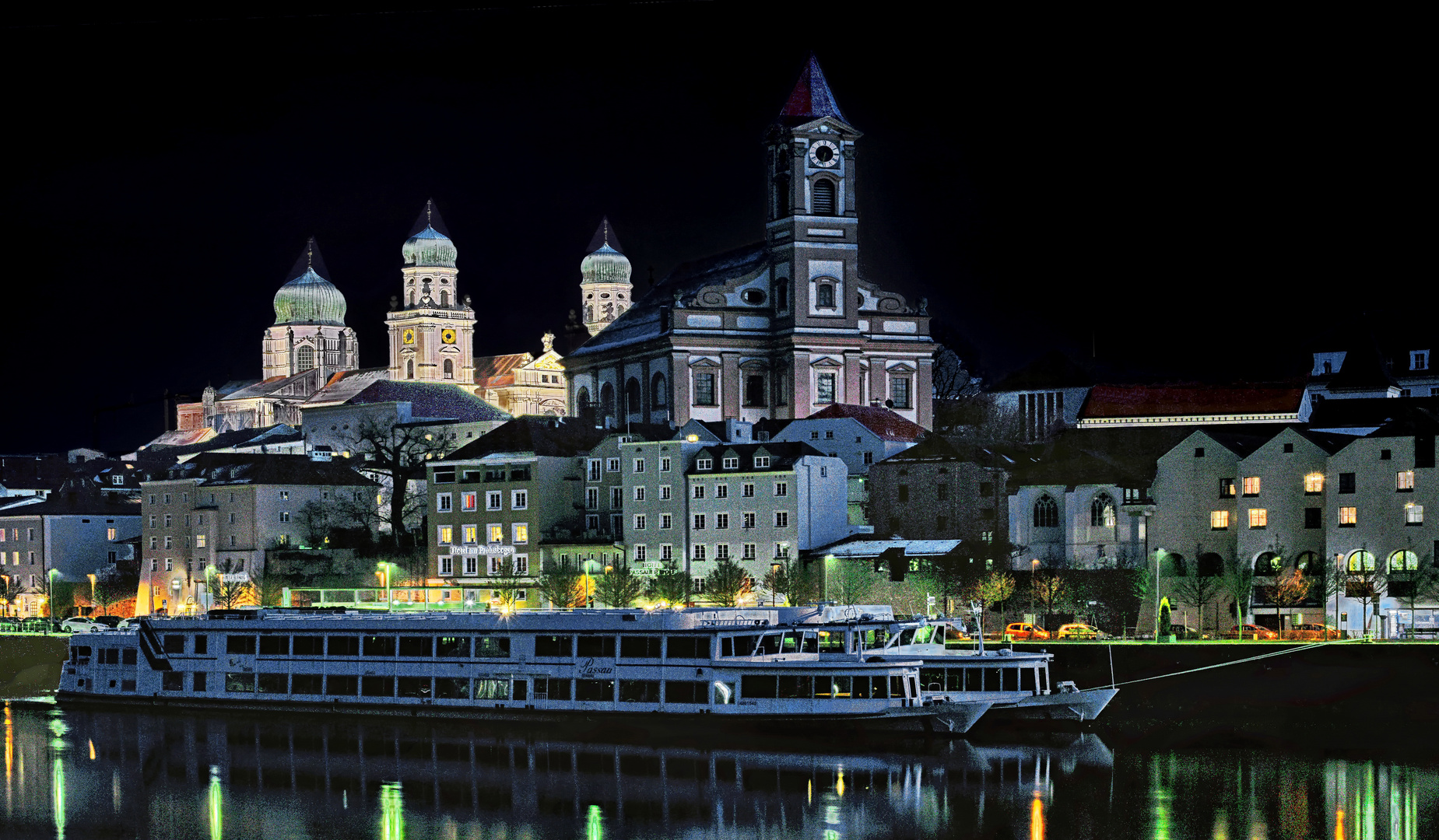 Passau -  Dom am Ufer des Flusses -