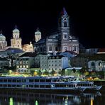 Passau -  Dom am Ufer des Flusses -