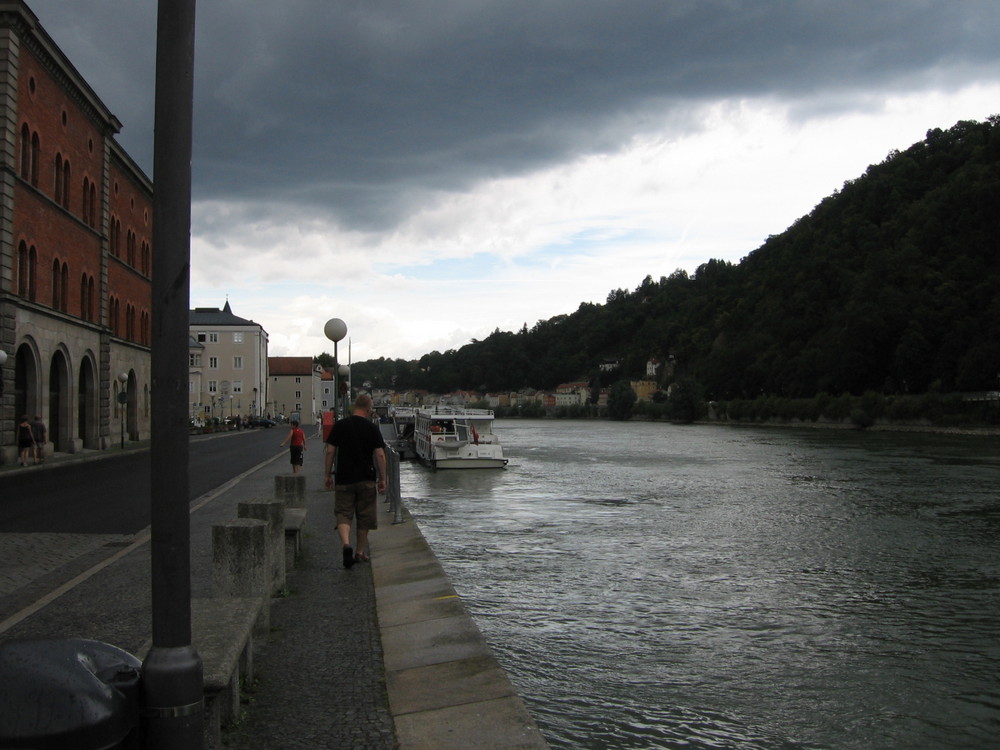 Passau, Donau, Himmel bedeckt