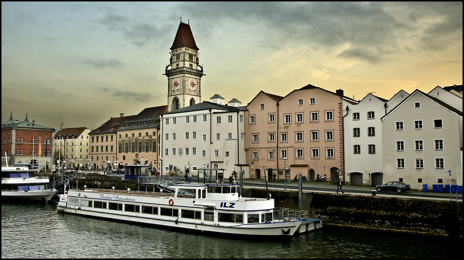 Passau: Hafen nach dem Sonnenuntergang