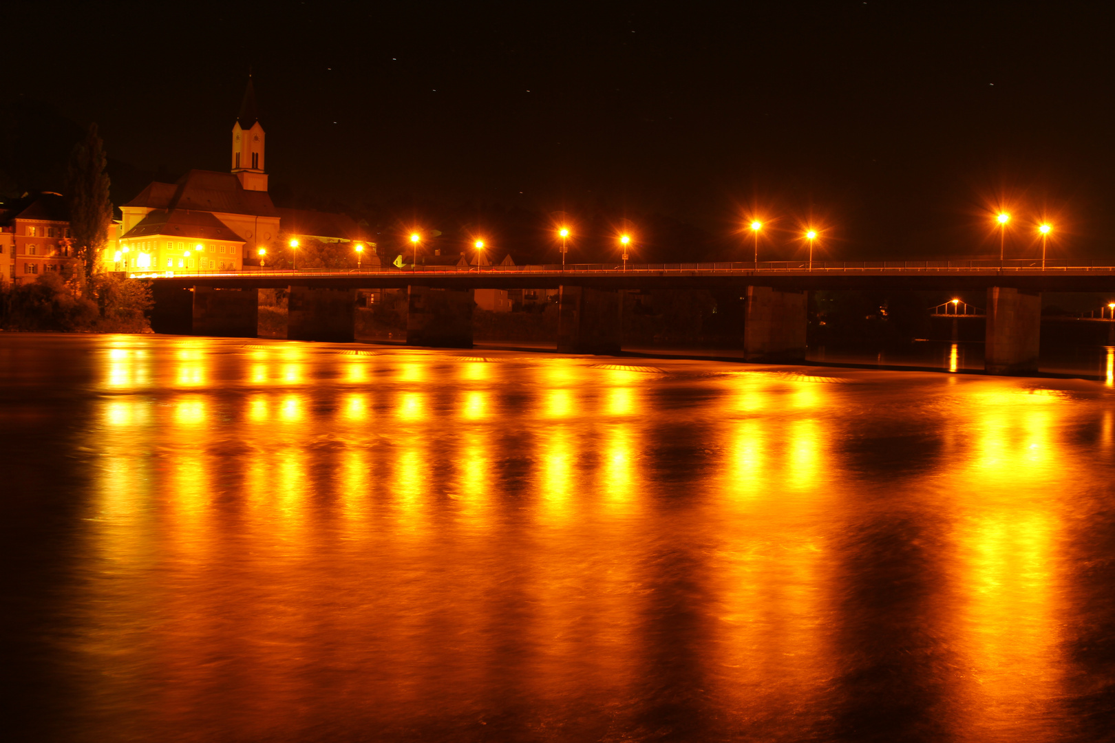 Passau Nacht-Stimmung. Brücke zu Passau-Innstadt