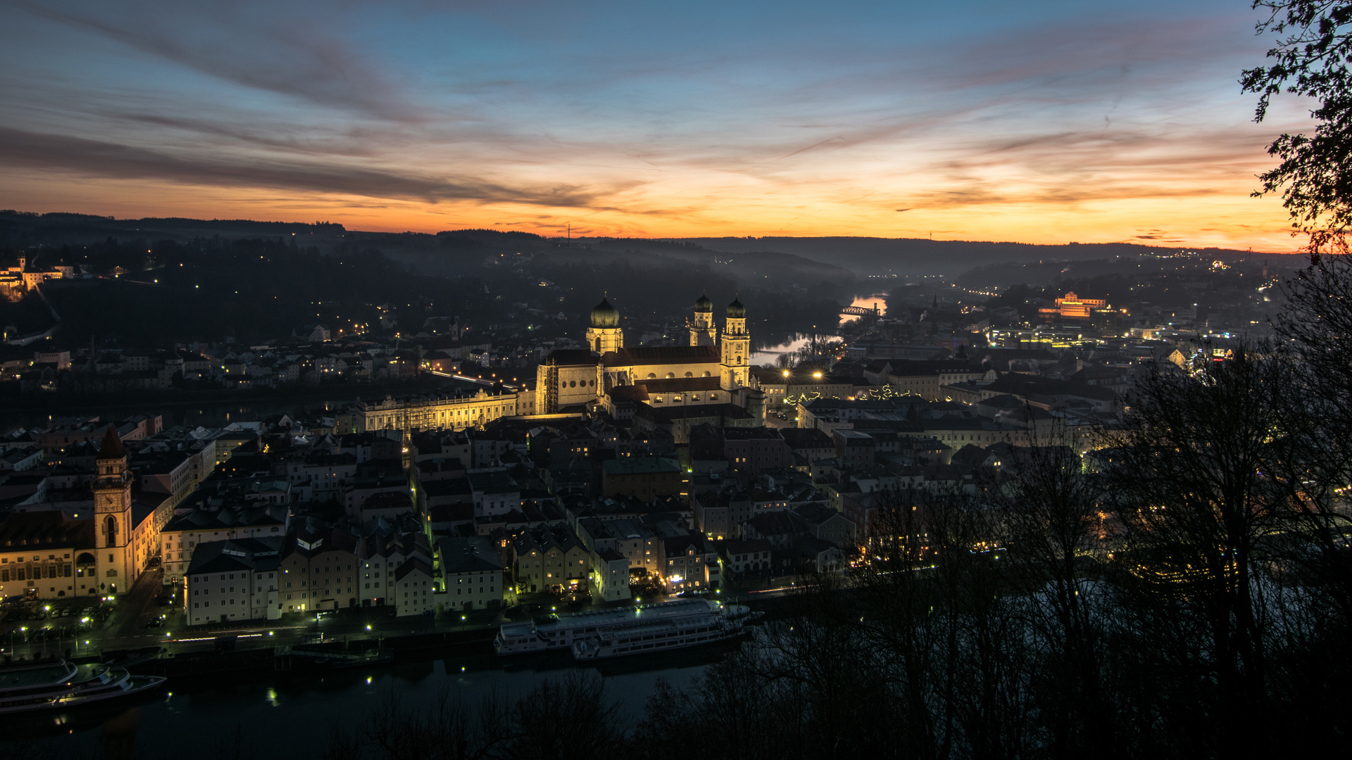 Passauer Dom in der Abenddämmerung