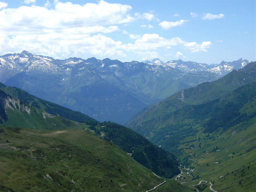 Passé le col du Tourmalet vision de la vallée suivante et la montagne