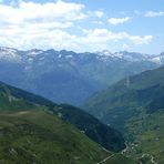 Passé le col du Tourmalet vision de la vallée suivante et la montagne