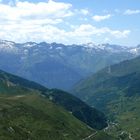 Passé le col du Tourmalet vision de la vallée suivante et la montagne