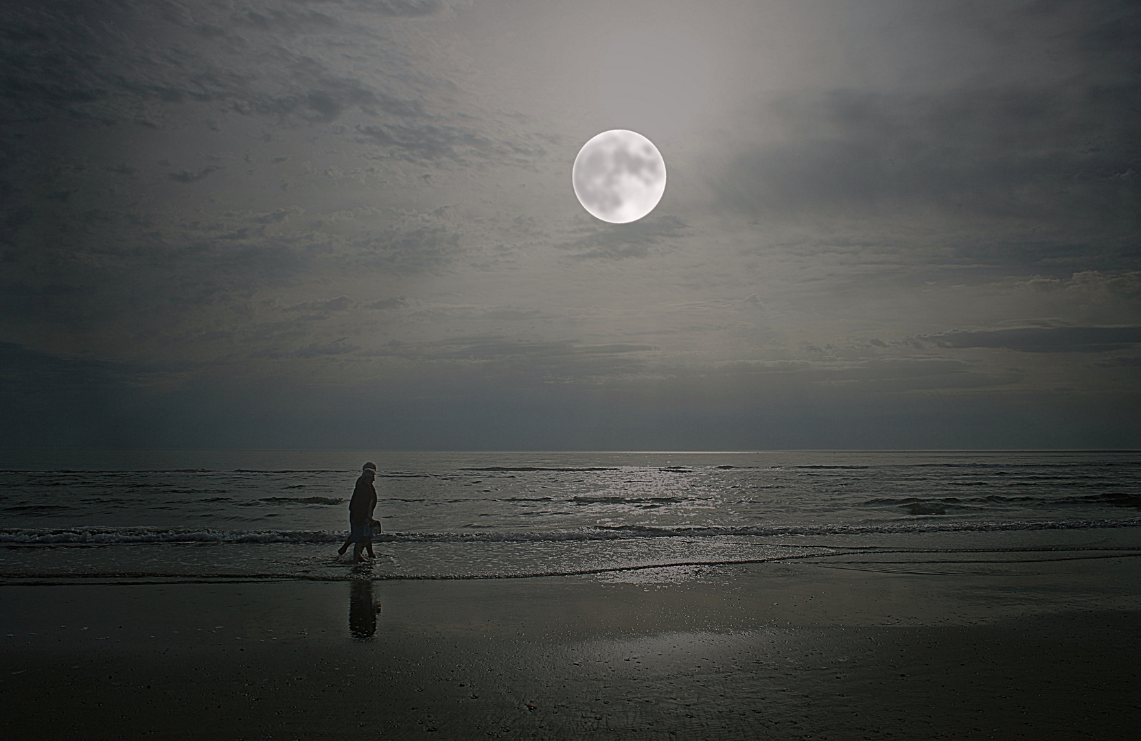 Passeggiando al mare sotto alla luna