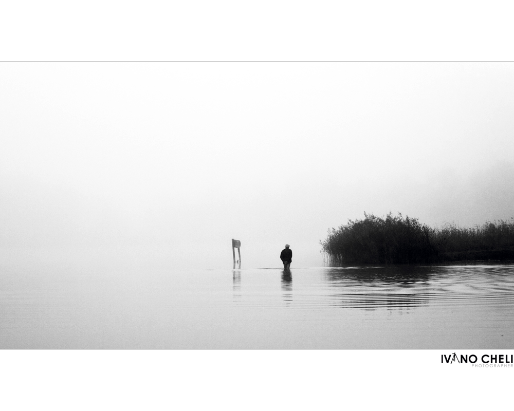 Passeggiando all'alba nel lago