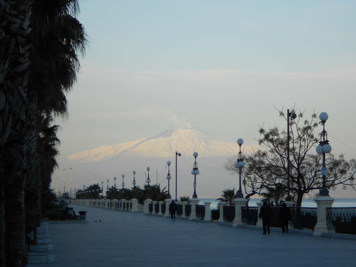 passeggiando e ammirando l'Etna