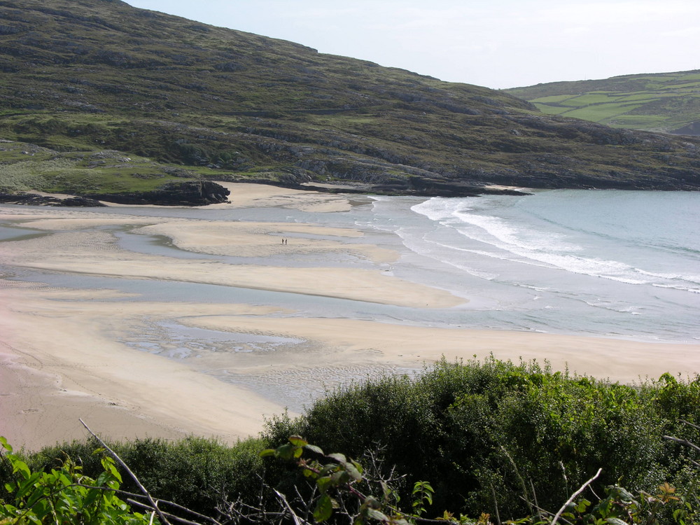 Passeggiando in ottobre su una spiaggia solitaria in Irlanda