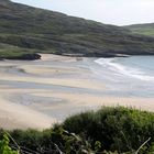 Passeggiando in ottobre su una spiaggia solitaria in Irlanda