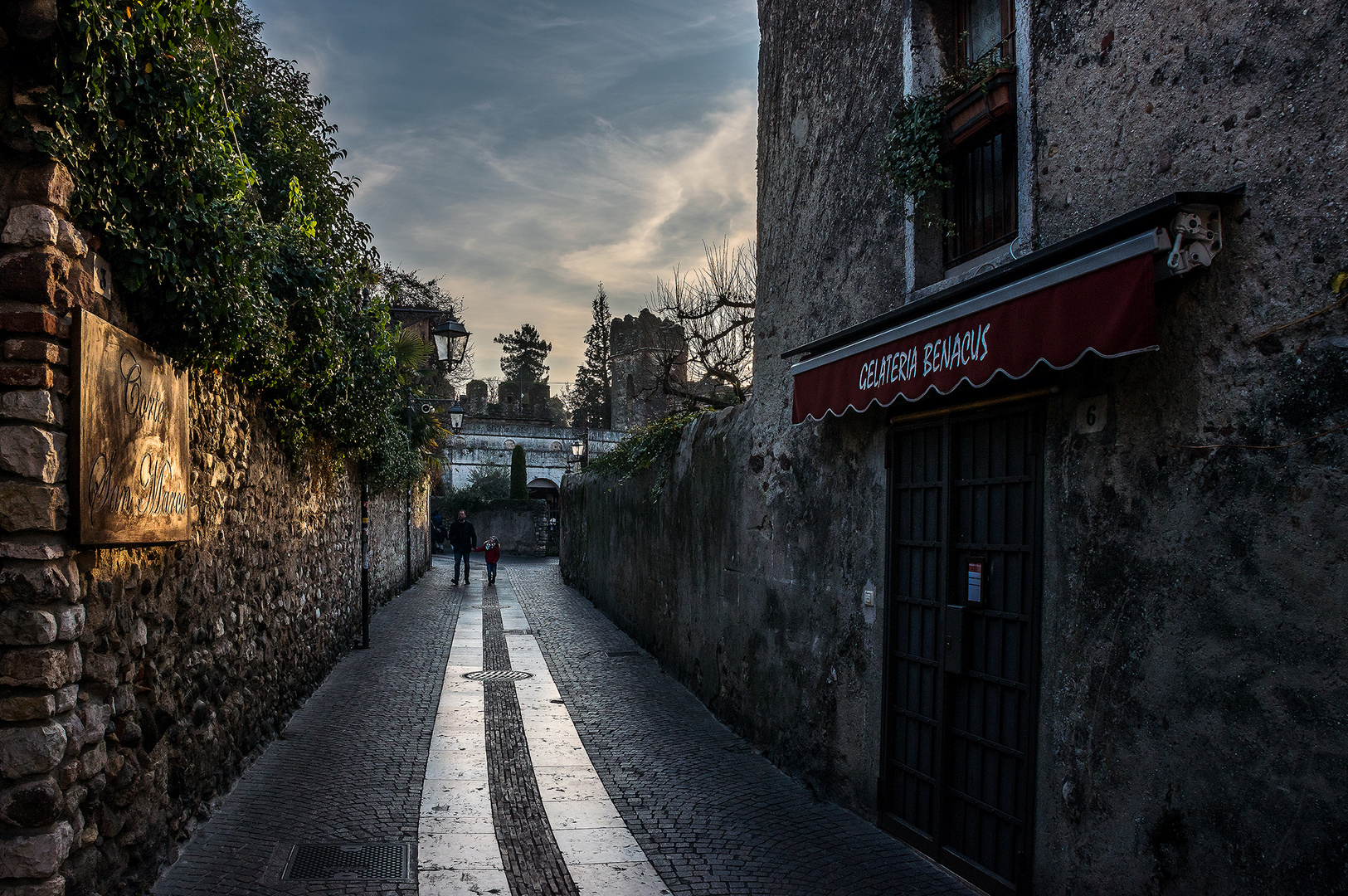 Passeggiando nel vicolo.