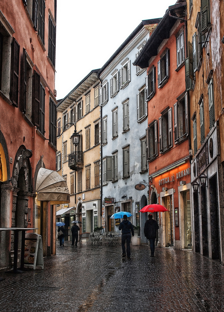 Passeggiando sotto la pioggia nei vicoli