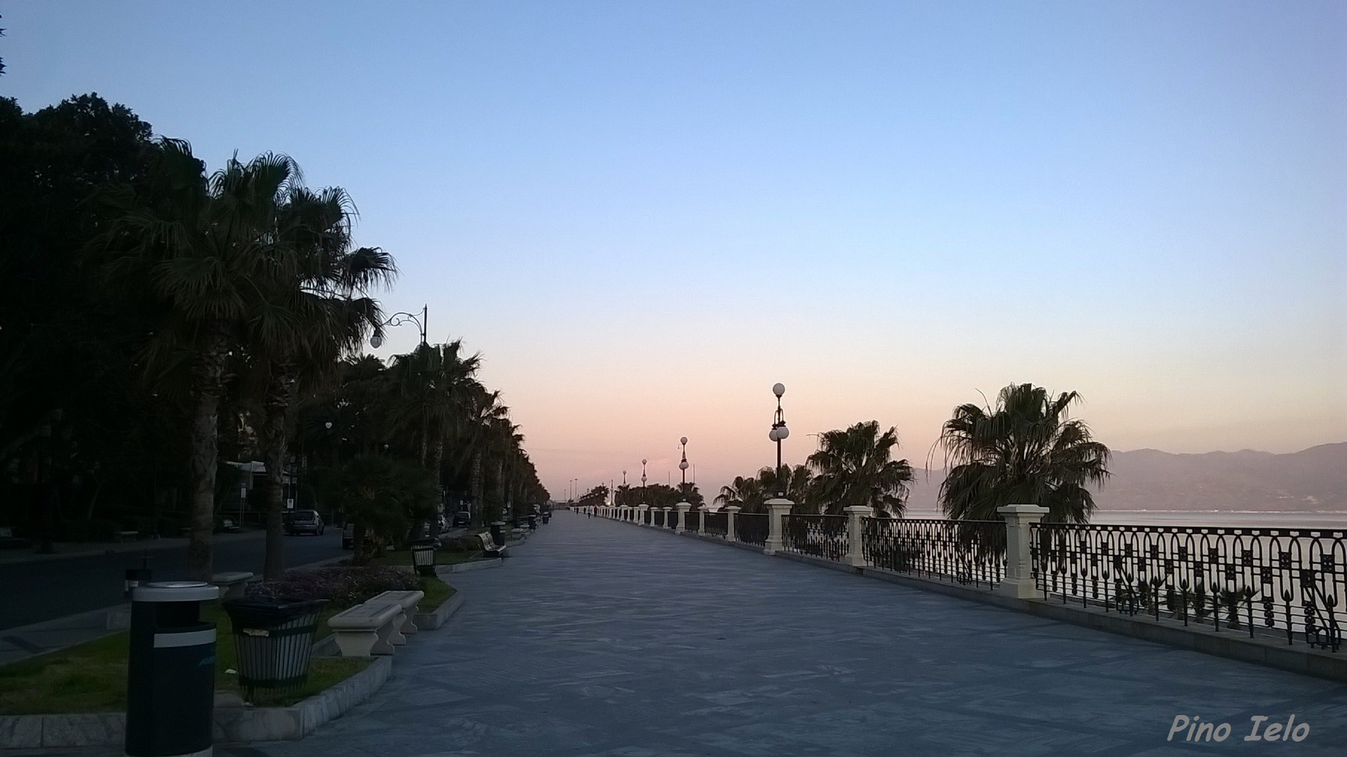 passeggiando sul Lungomare all'alba