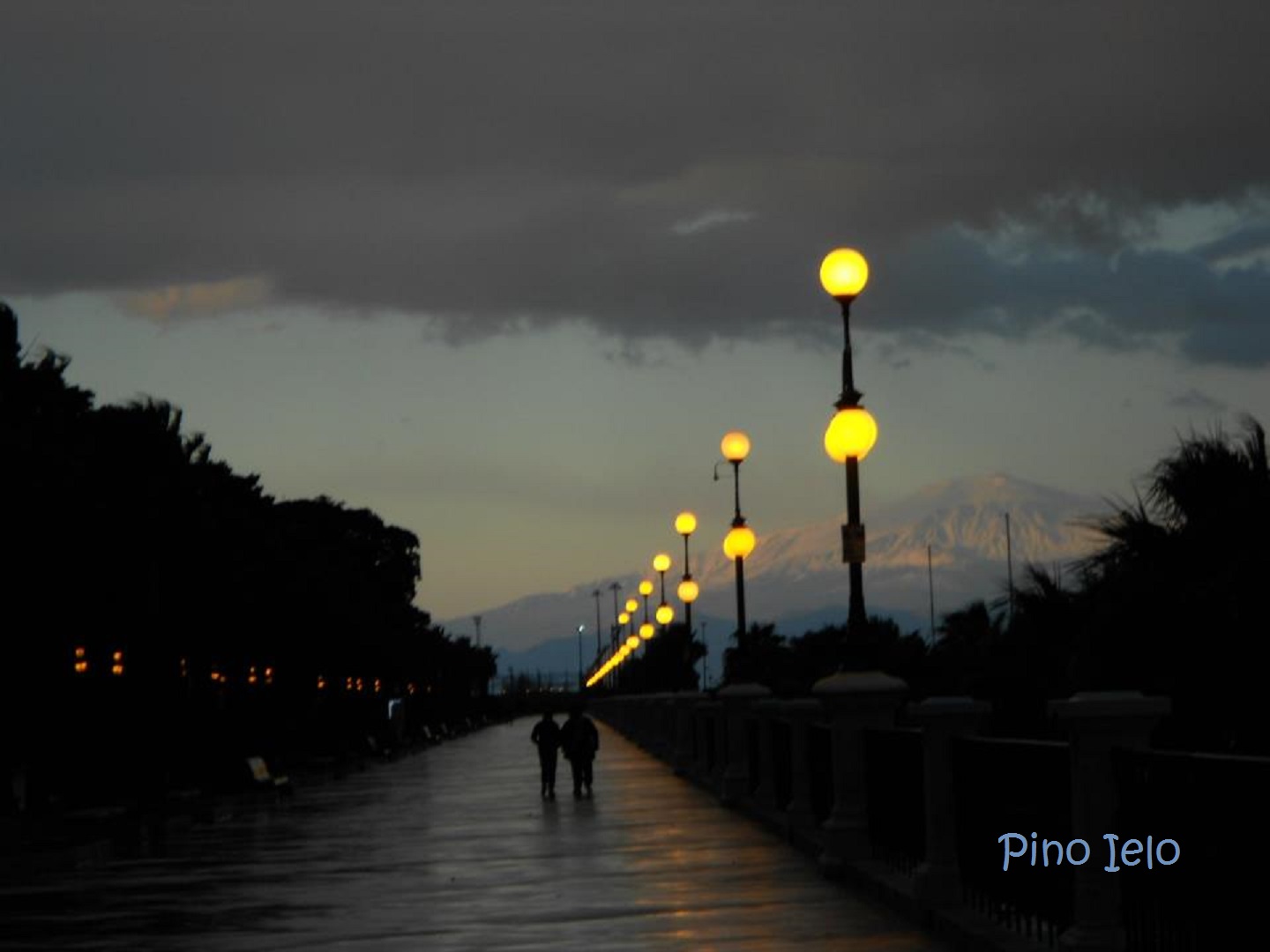 passeggianod sul lungomare di Reggio Calabria ammirando l'Etna