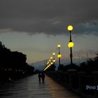 passeggianod sul lungomare di Reggio Calabria ammirando l'Etna