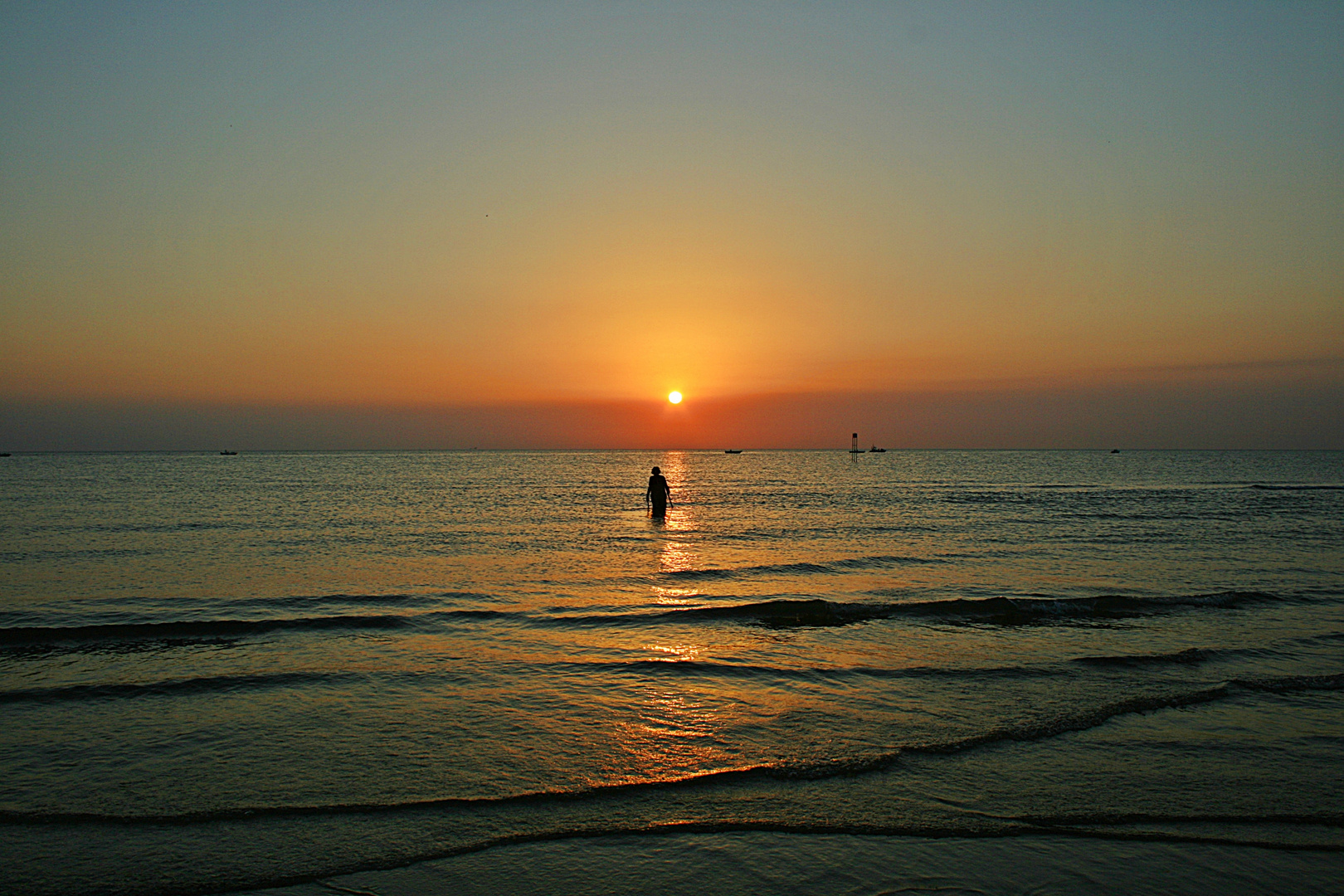 Passeggiata in mare sulla spiaggia di Rimini all'alba