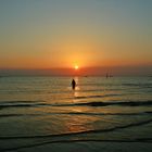Passeggiata in mare sulla spiaggia di Rimini all'alba