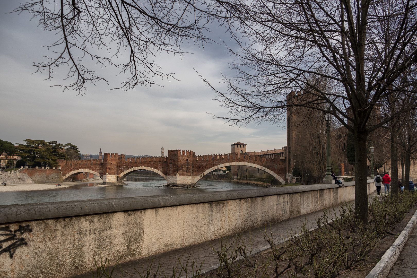Passeggiata lungo la riva dell'Adige, Verona