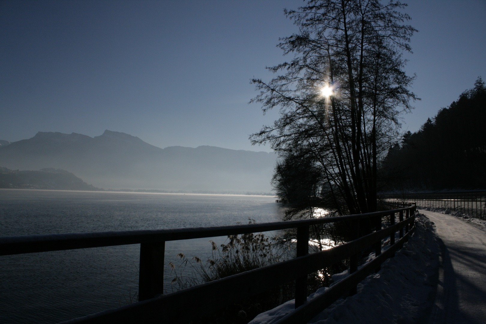 passeggiata lungo lago