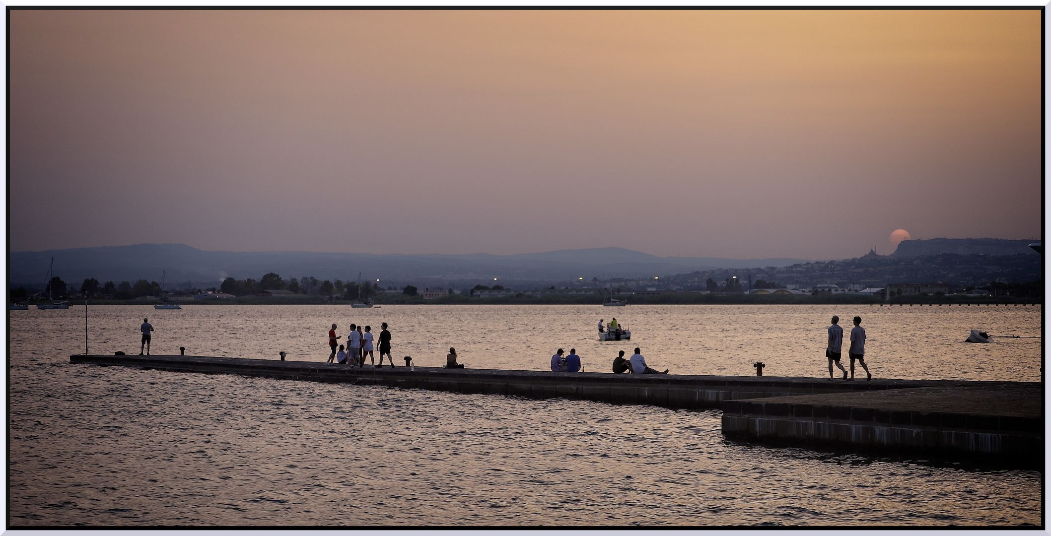 Passeggiata sul molo al tramonto