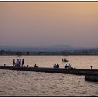 Passeggiata sul molo al tramonto