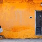 Passend zu seiner Haustür gekleideter Einwohner von Jaisalmer/Indien 