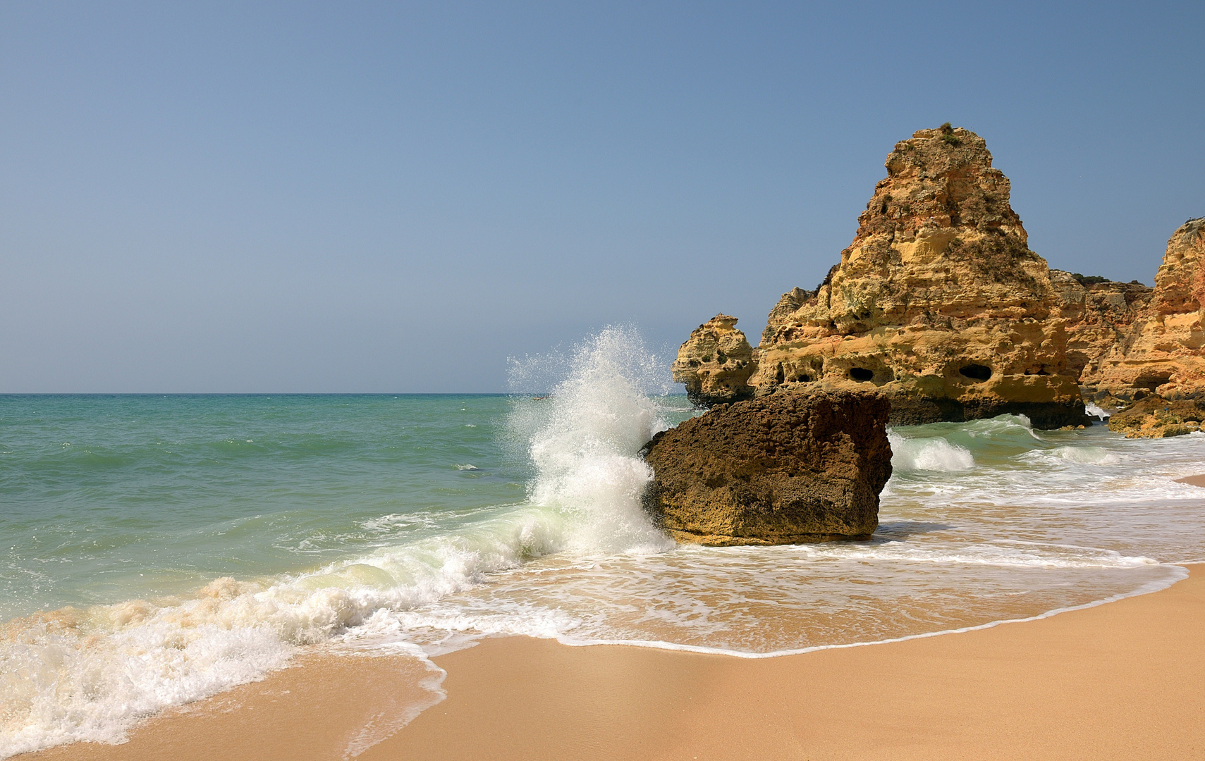  Passend zum Wetter. Praia da Marinha ist ein Strand an der Algarve, der südlichsten...