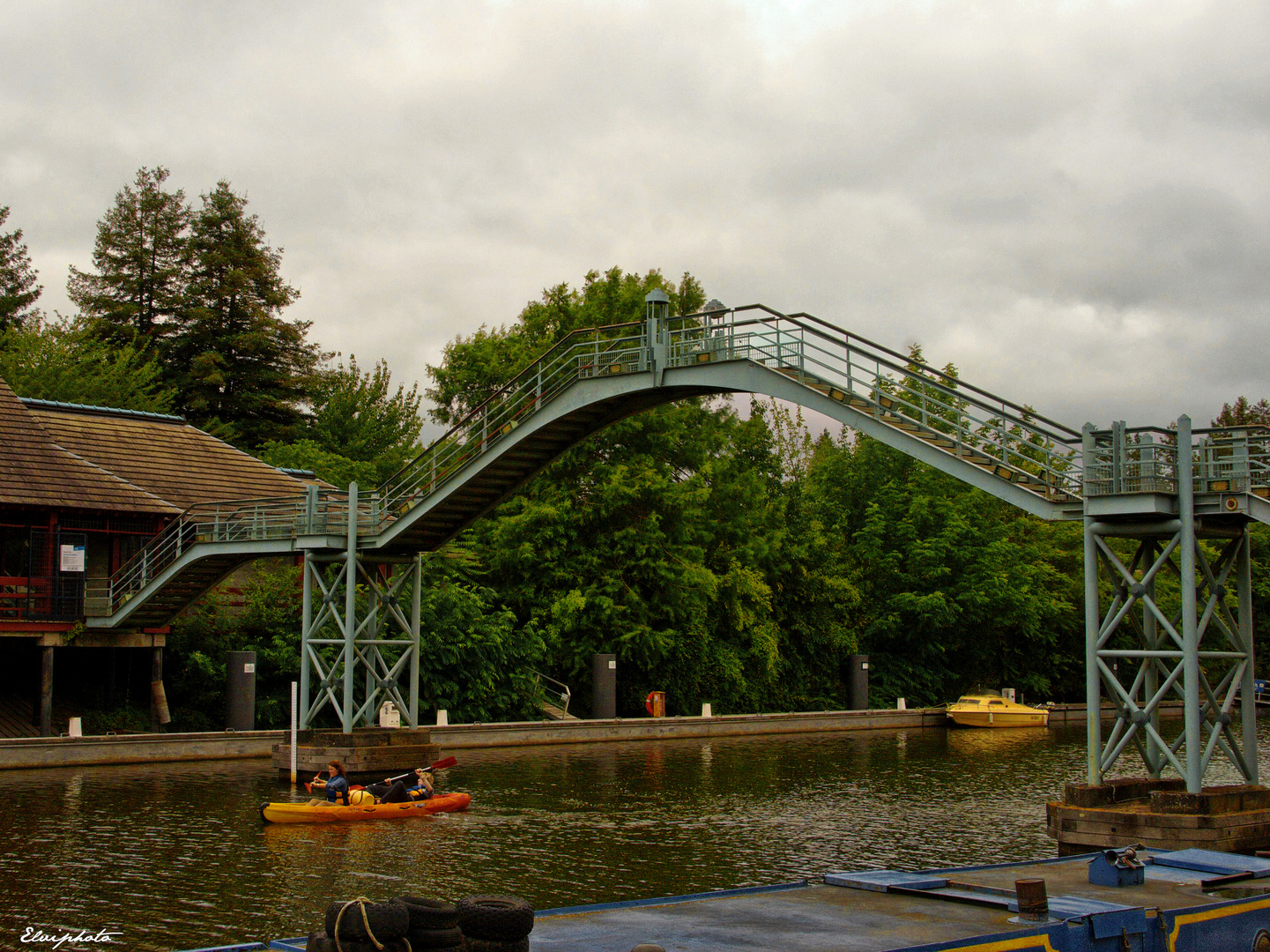 Passer sous la passerelle 