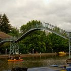 Passer sous la passerelle 