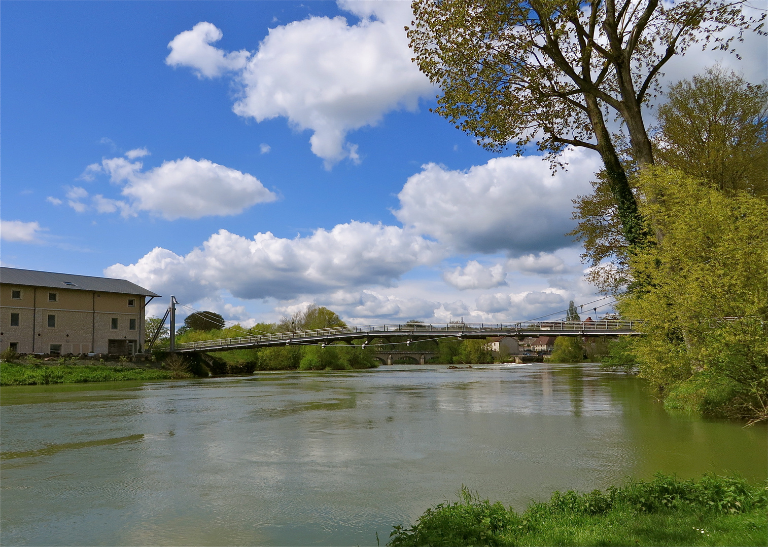 ...passerelle au-dessous de Doubs !!!...