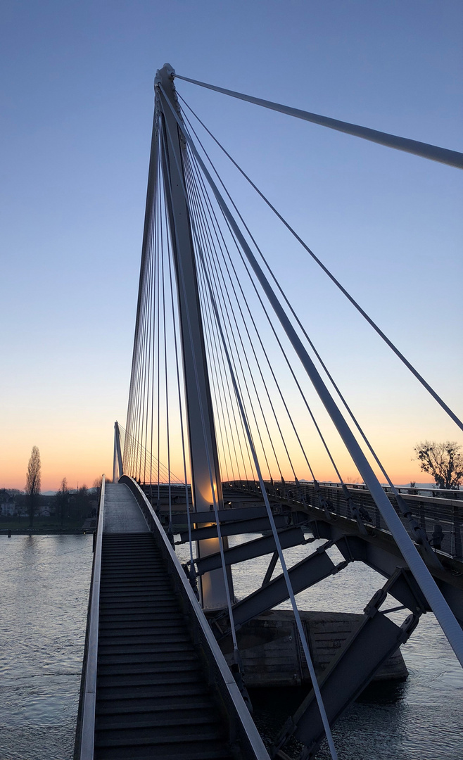 Passerelle de Deux Rives in der Morgendämmerung