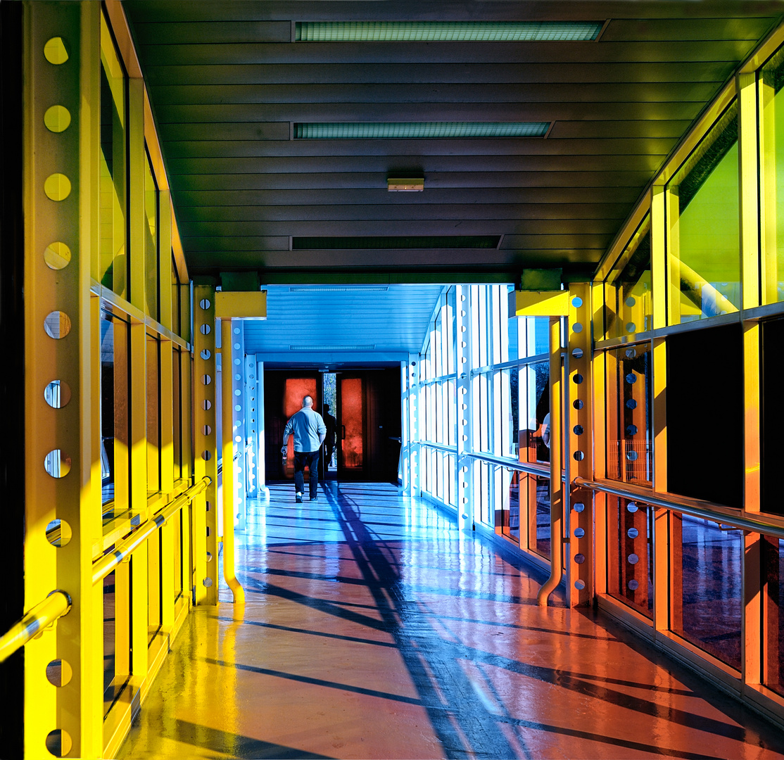 Passerelle entre deux autoroutes.