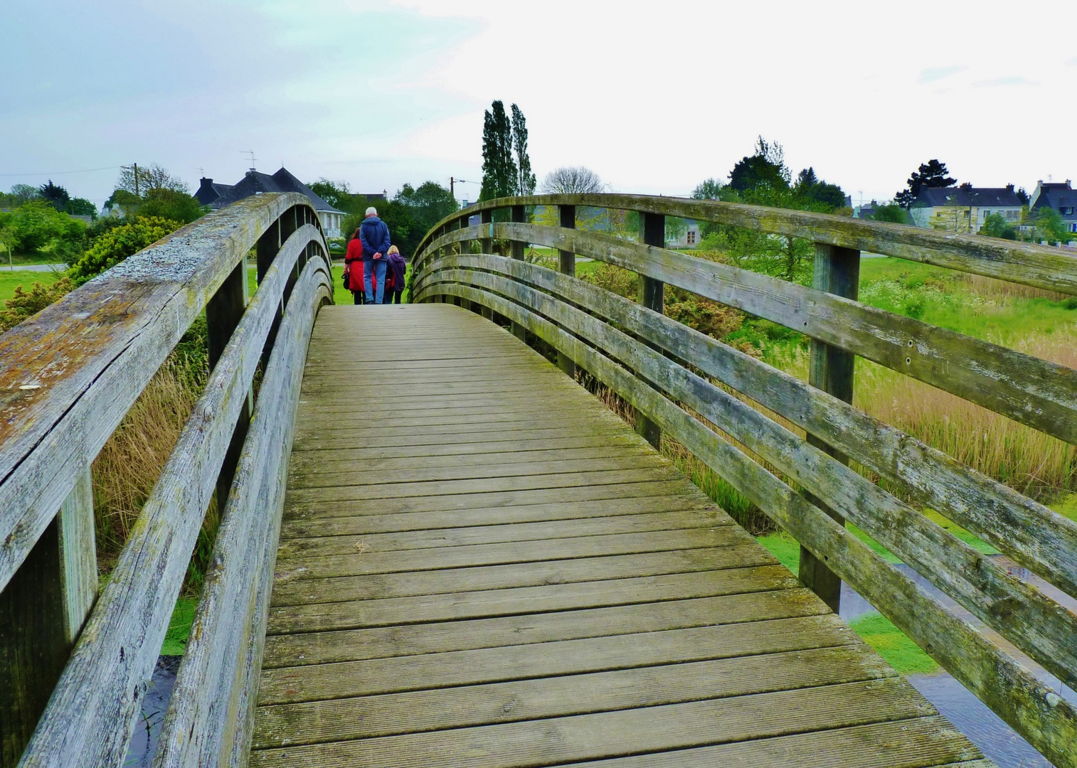 Passerelle traversant le cours d'eau