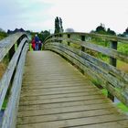 Passerelle traversant le cours d'eau