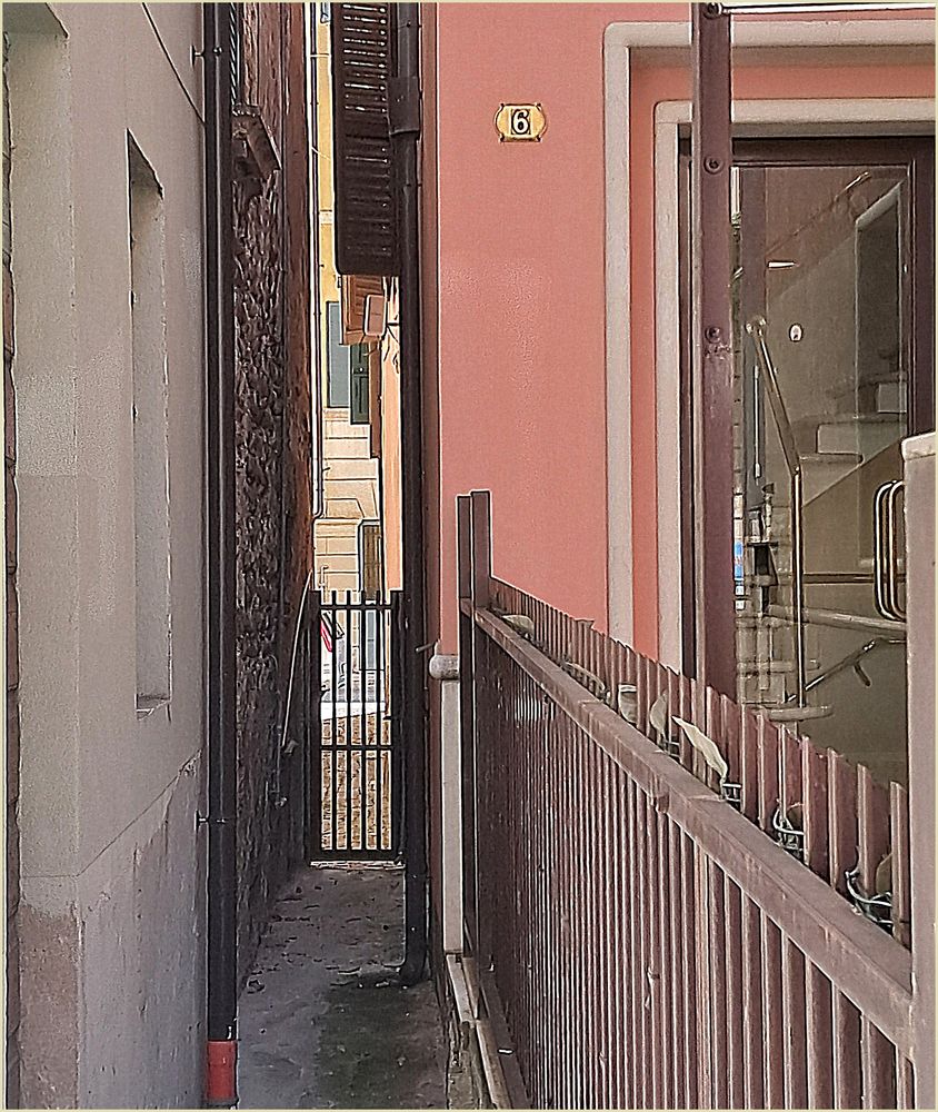 ...Passo carrabile!!... Foto Immagini architetture, street