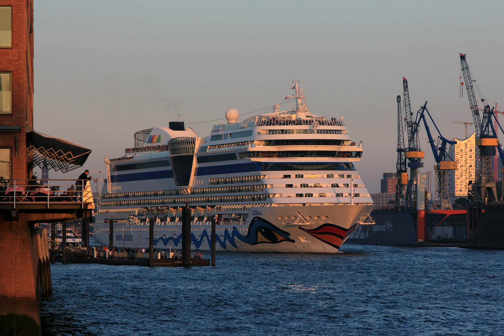 Passt in die Fahrrinne der Elbe im Hamburger Hafen..,AIDAsol, 04.10.2014