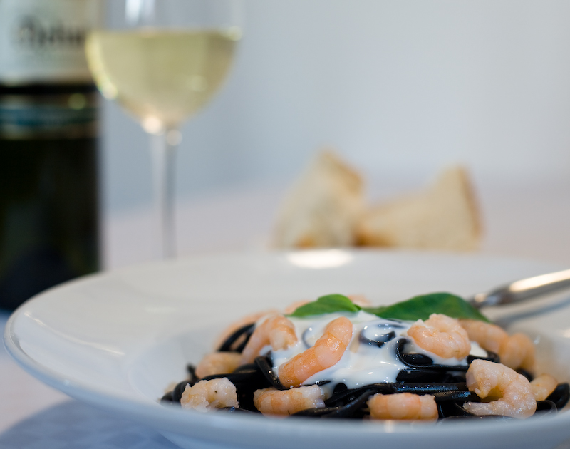 pasta al nero di sepia con salsa bianca di gamberettini