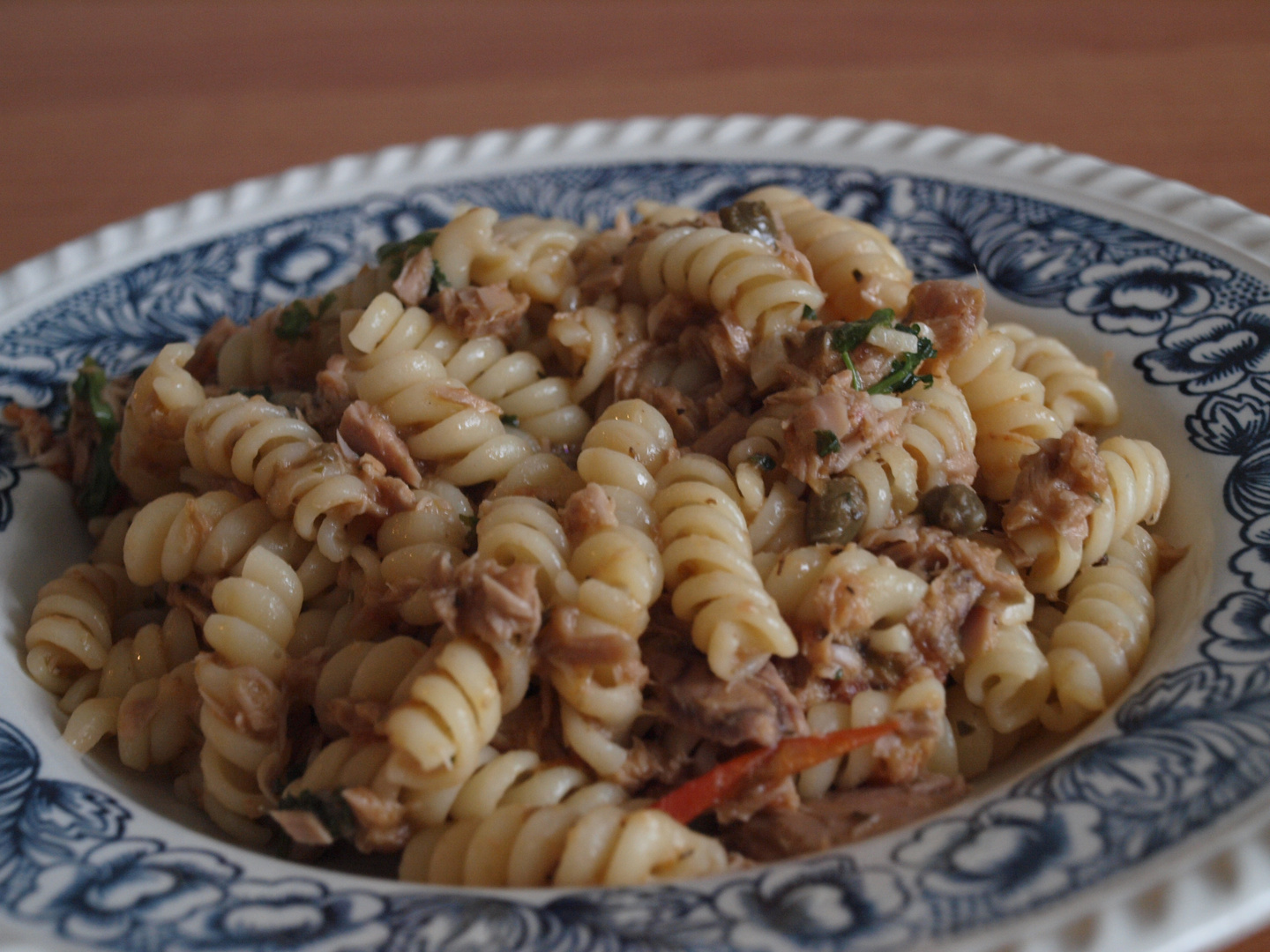 Pasta mit geschmolzenen Tomaten und Thunfisch