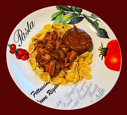 Pasta mit Pilzsoße und Frikadelle