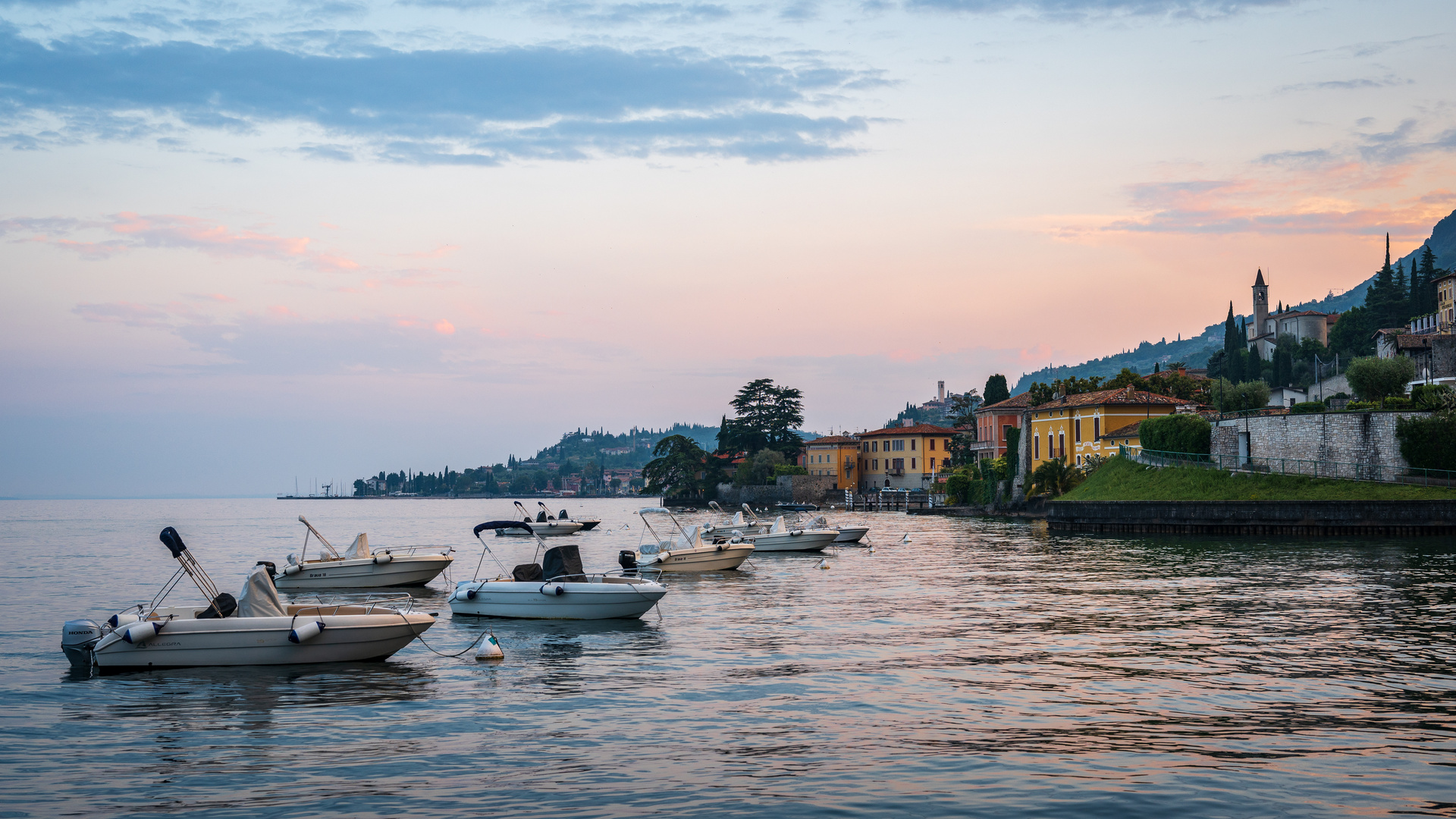 Pastellfarbene Boote