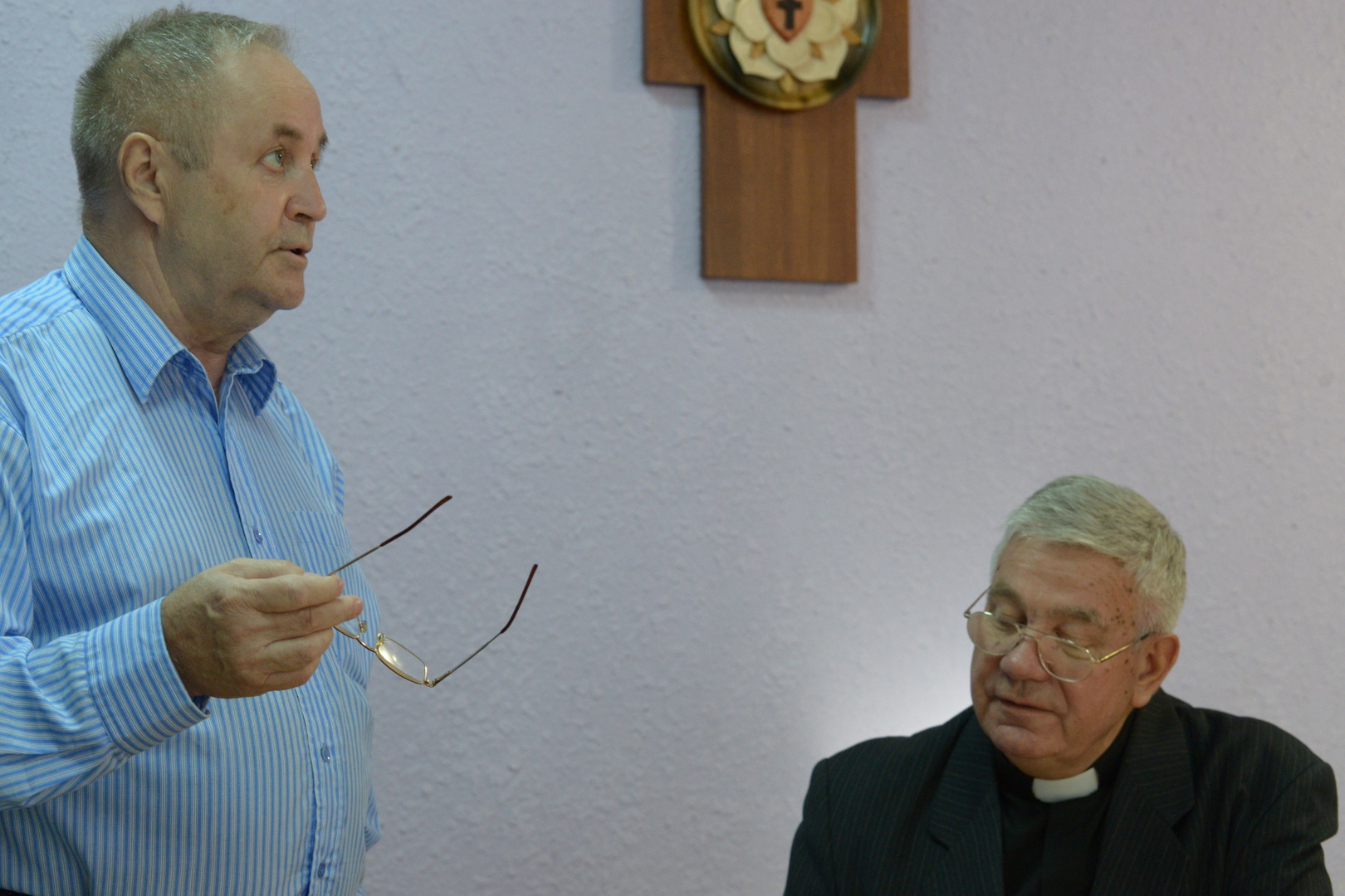 Pastor Horn und Herr Victor w&#257;hrend den Psalmstunde in Hl.Katharine Kirche in Kazan