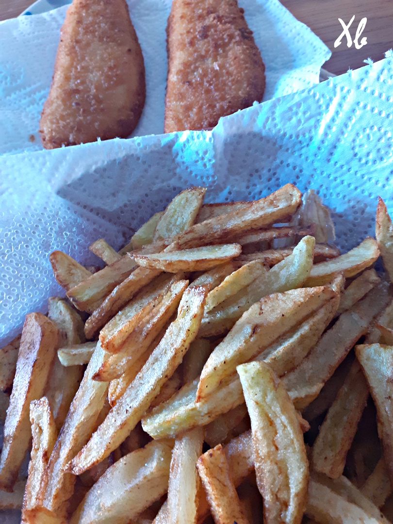 Patatas fritas y merluza rebozada.