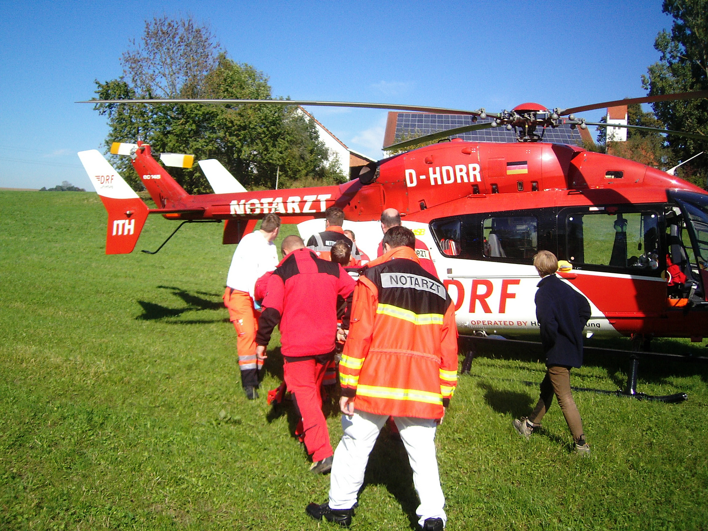 Patient auf dem Weg zum Hubschrauber
